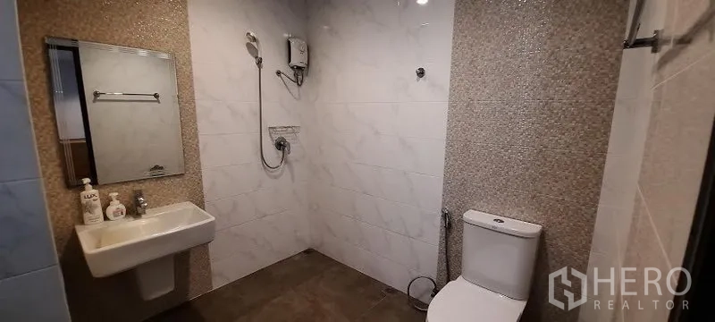 ทาวน์เฮาส์ ให้เช่าหรือขายในKhlong Toei, Bangkok - ห้องน้ำขนาดกว้างพร้อมโซนอาบน้ำ ฝักบัวน้ำอุ่น โถสุขภัณฑ์ และผนังโมเสก