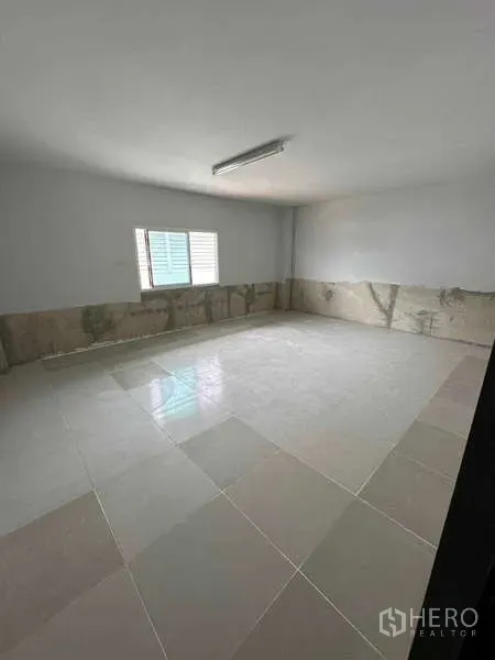 คลังสินค้า ให้เช่าในSamut Sakhon - ห้องทำงาน/อเนกประสงค์ปูกระเบื้องมีหน้าต่างและไฟนีออน ภายในโกดัง