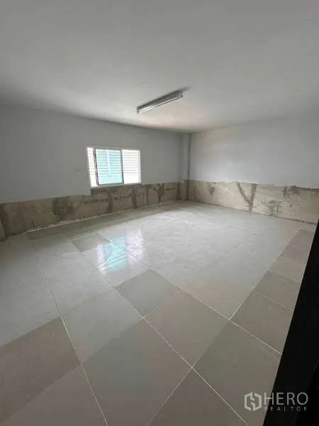 คลังสินค้า ให้เช่าในSamut Sakhon - ห้องทำงาน/อเนกประสงค์ปูกระเบื้องมีหน้าต่างและไฟนีออน ภายในโกดัง