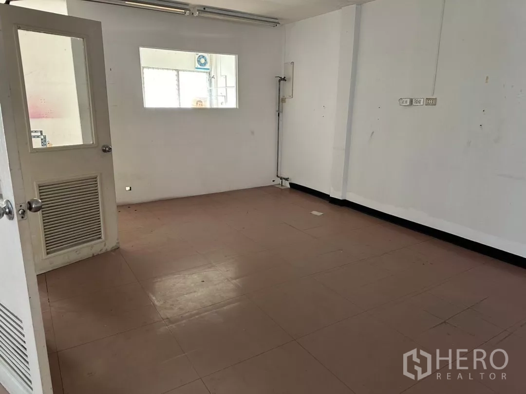 อาคารพาณิชย์ ขายในWatthana, Bangkok - ห้องโทนขาว พื้นกระเบื้องชมพูอ่อน พร้อมประตูช่องกระจก.