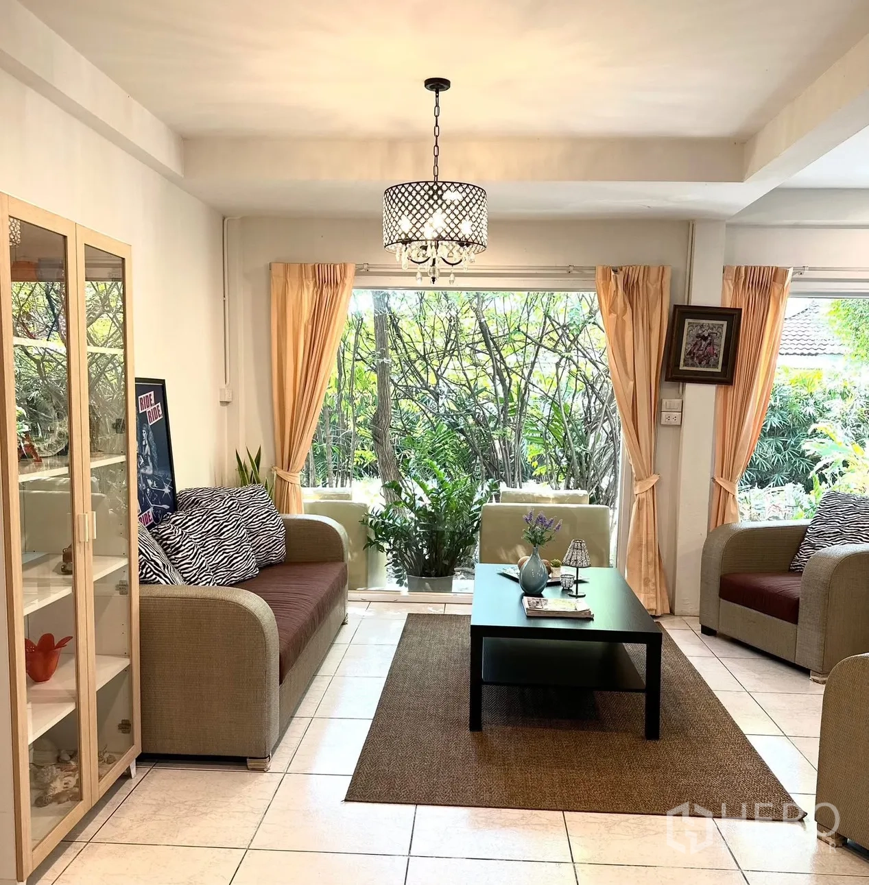 Detached House for rent in Saphan Sung, Bangkok - Living room with chandelier, twin sofas and garden view.