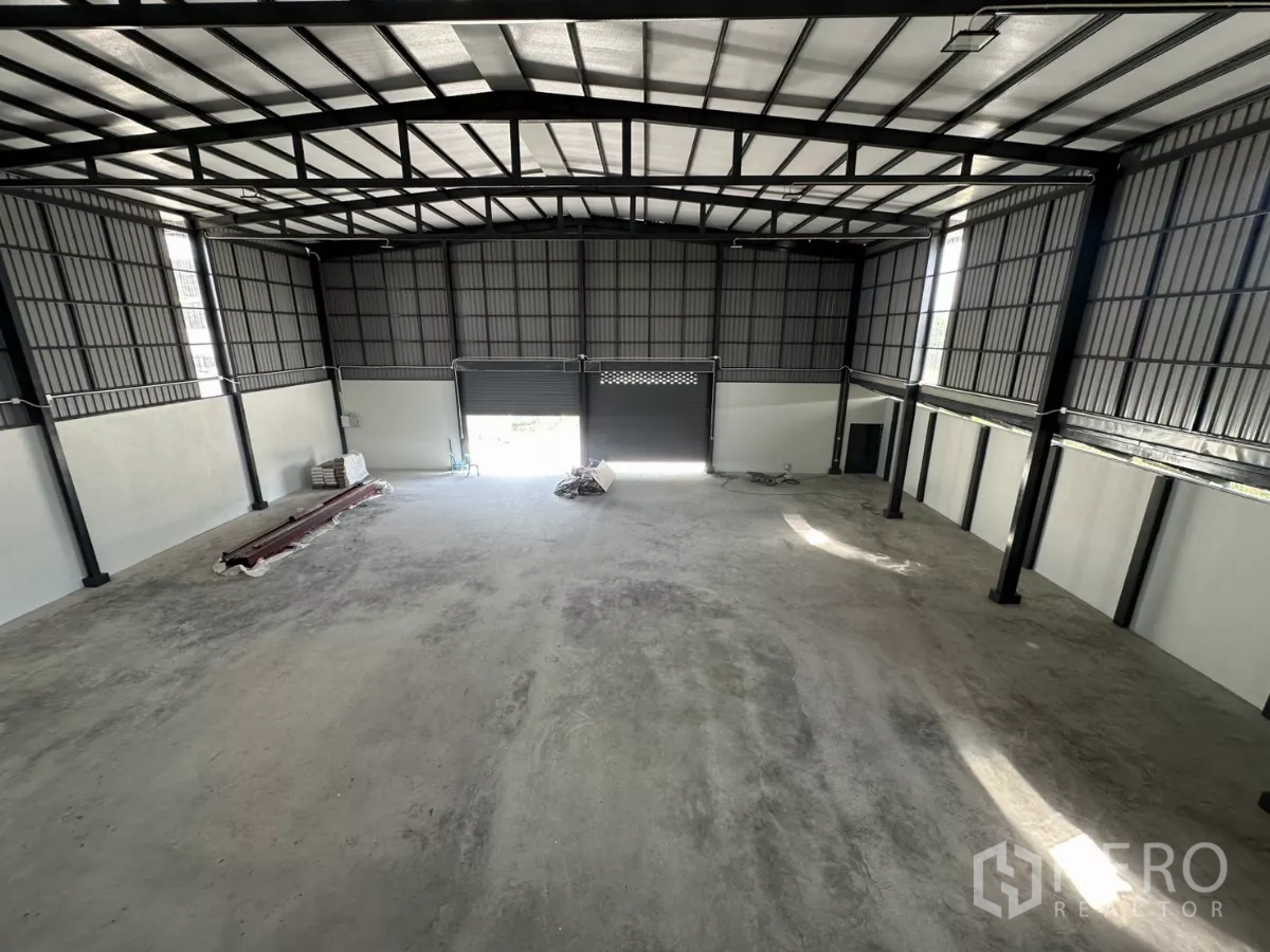 货栈 出租在Prawet, Bangkok - 从夹层俯瞰仓库主大厅，朝向前方装卸门。