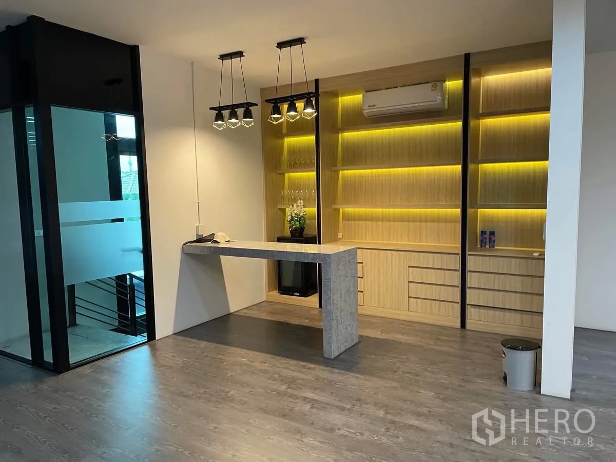 办公空间 出租在Khlong Toei, Bangkok - 接待或展示区，特色层架与吊灯，地面整洁。