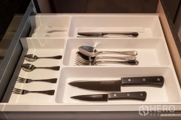 คอนโด ให้เช่า - ลิ้นชักเครื่องใช้บนโต๊ะอาหารพร้อมช้อนส้อมและมีดเชฟ