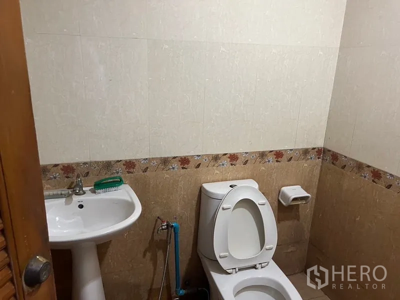 พื้นที่ขายปลีก ให้เช่าในBang Rak, Bangkok - ห้องน้ำส่วนตัวพร้อมโถสุขภัณฑ์ อ่างล้างมือ และผนังกรุด้วยกระเบื้อง