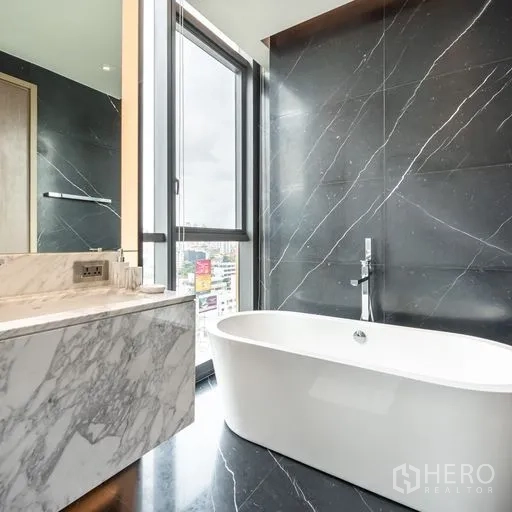 คอนโด ให้เช่าหรือขายในWatthana, Bangkok - ห้องน้ำพร้อมอ่างอาบน้ำแบบลอยตัวข้างหน้าต่าง ผนังหินอ่อนสีดำ และเคาน์เตอร์หินอ่อน