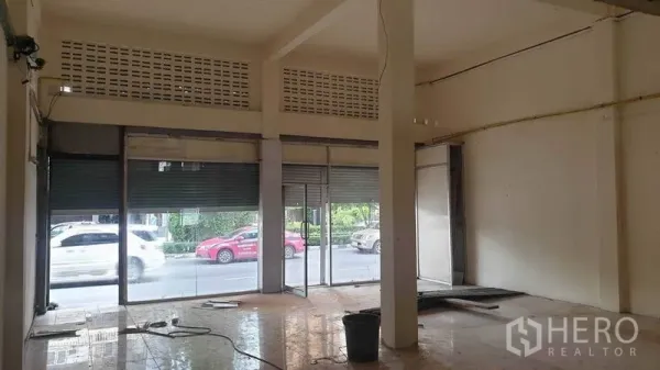 อาคารพาณิชย์ ให้เช่าในPhra Khanong, Bangkok - พื้นที่ค้าปลีกชั้นล่าง หน้ากระจกกว้างพร้อมประตูม้วน เปิดสู่ถนน