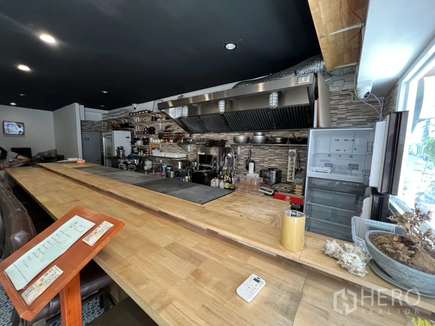 อาคารพาณิชย์ ให้เช่าหรือขาย - ชั้นล่างตกแต่งเป็นบาร์ร้านอาหาร เคาน์เตอร์ไม้ยาวและเครื่องดูดควันสแตนเลส