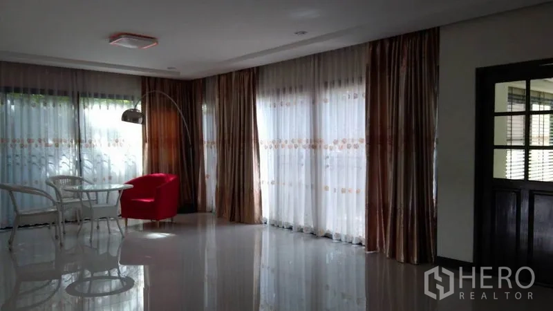 独立式住宅 出租 - 客厅空间开阔，亮面地砖与落地窗帘。