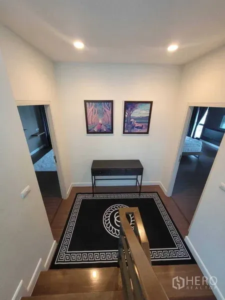 独立式住宅 出租或出售在Prawet, Bangkok - 采光充足的二层过道，地毯、玄关桌和通往卧室的门。