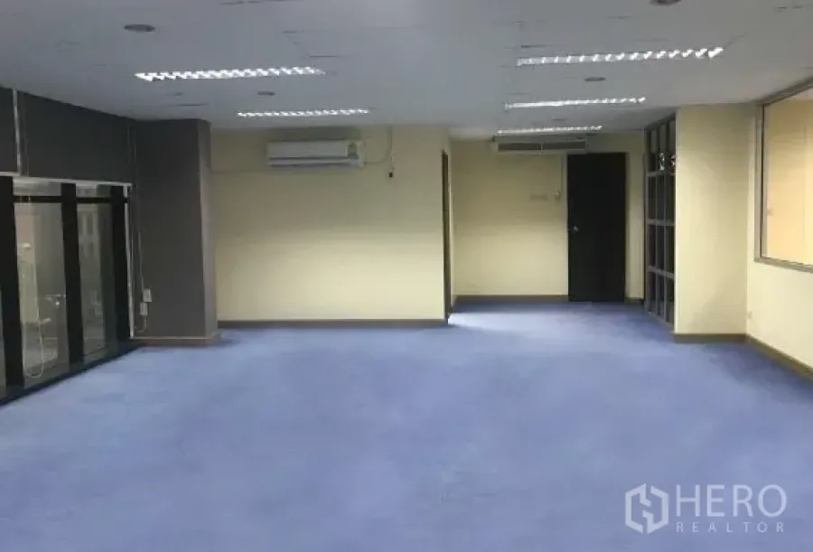 办公空间 出租在Bang Rak, Bangkok - 宽敞开放办公区，蓝色地毯、顶灯和空调。