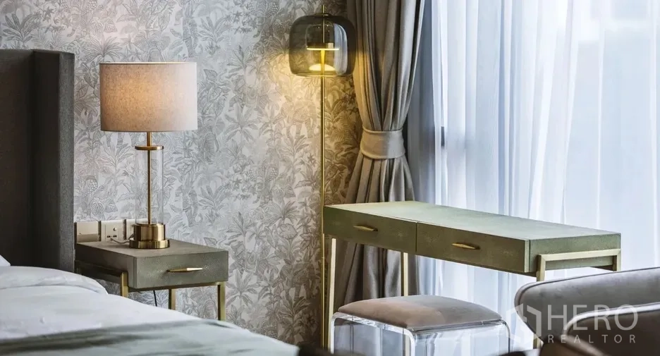 คอนโด ให้เช่าในWatthana, Bangkok - ห้องซักผ้ามีเครื่องซักอบแบบฝาหน้าและชั้นเก็บของบิวท์อิน