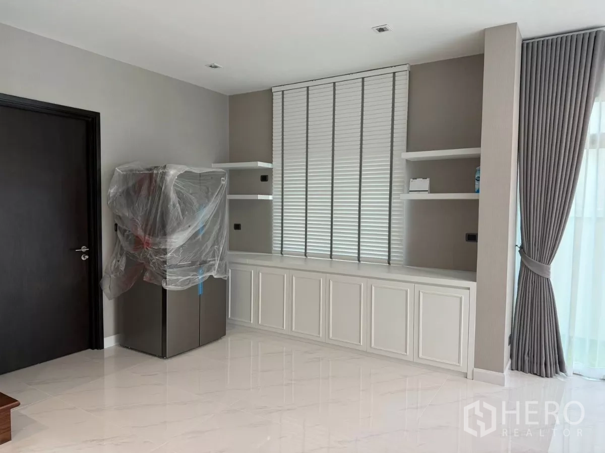 独立式住宅 出租在Bang Phli, Samut Prakan - 多功能房带内置搁架、大窗与覆盖保护的冰箱