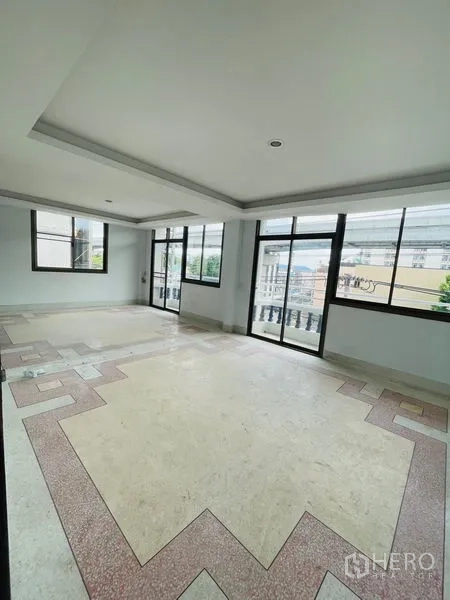 อาคารพาณิชย์ ให้เช่าในHuai Khwang, Bangkok - พื้นที่มุมขนาดใหญ่ มีหน้าต่างหลายด้าน รับแสงธรรมชาติ