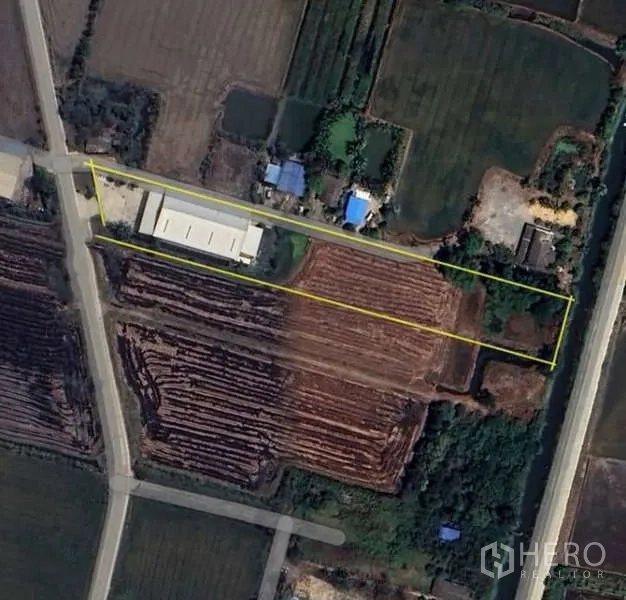 คลังสินค้า ขายในSai Noi, Nonthaburi - ภาพมุมสูงแสดงขอบเขตแปลงที่ดินยาวพร้อมอาคารโกดังและทางเข้าออก