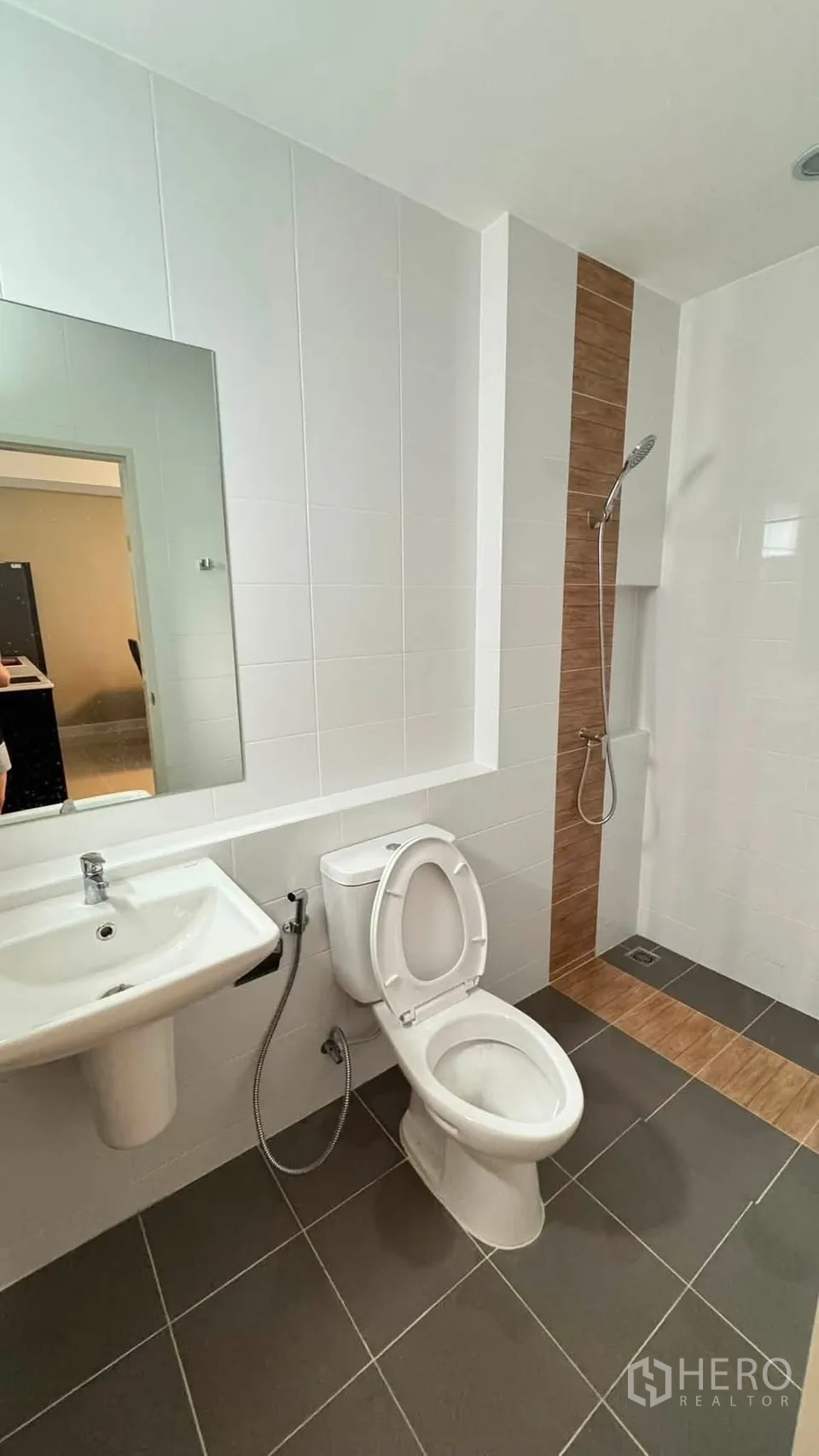 Townhouse for rent in Bang Phli, Samut Prakan - Clean bathroom with sink, mirror, toilet and a walk-in shower.