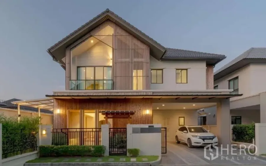 独立式住宅 出售在Bang Phli, Samut Prakan - 黄昏时的当代立面，带入户围栏、车棚与二楼阳台