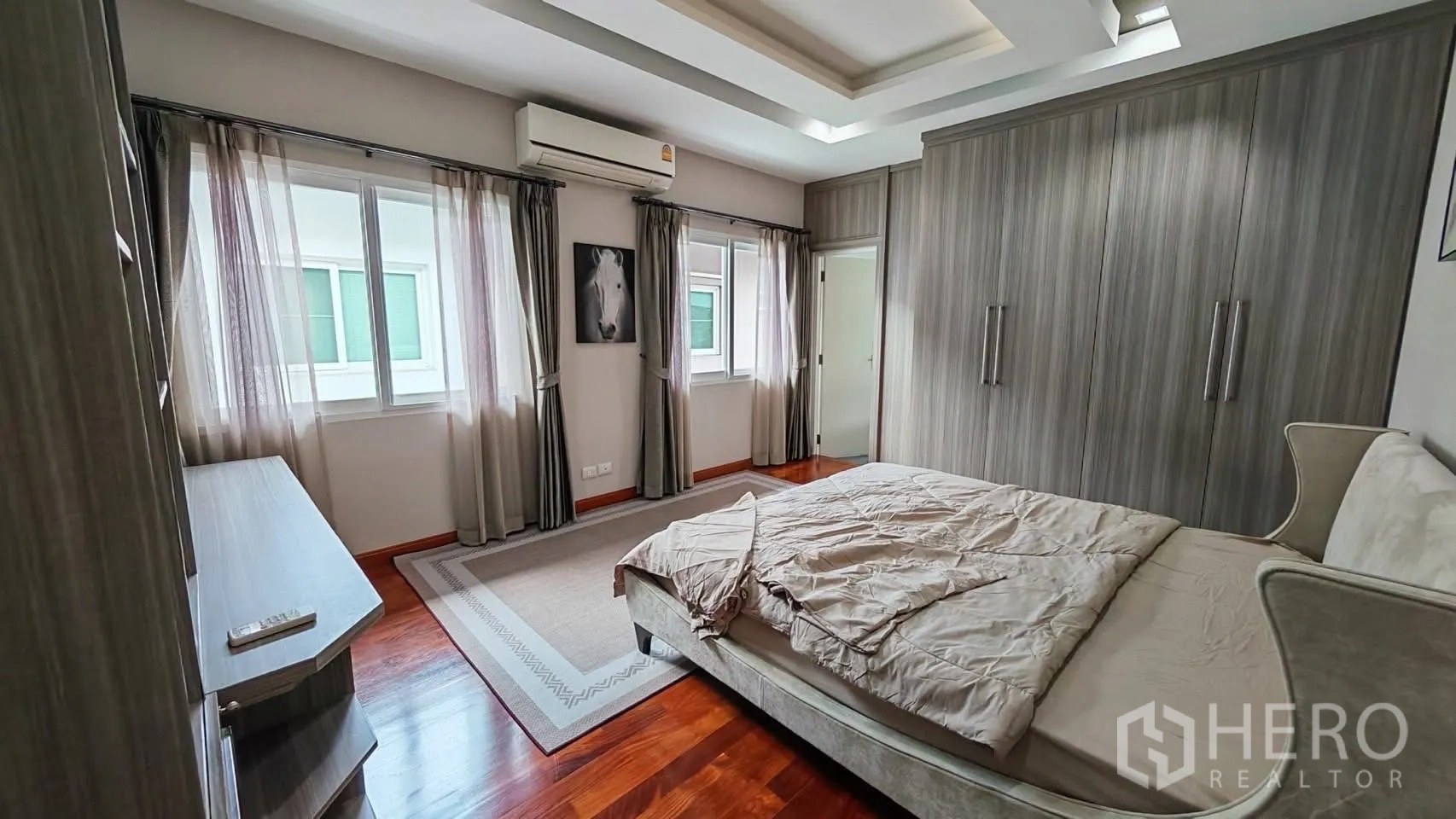 Detached House for rent or sale in Bang Phli, Samut Prakan - Bedroom with a large wall wardrobe and a neutral-tone bed.