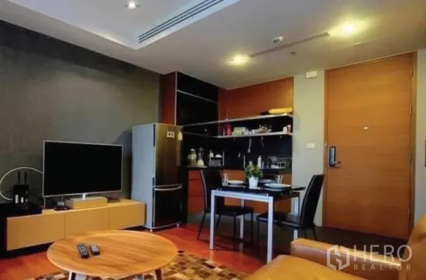 คอนโด ขายในKhlong Toei, Bangkok - ผนังทีวีติดกับมุมทานข้าวและครัว พร้อมตู้เย็นขนาดใหญ่