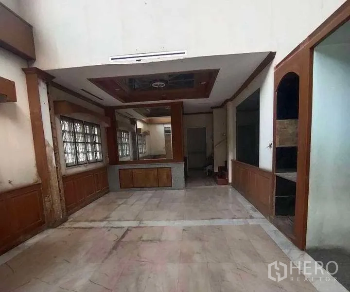 บ้าน ขายในPhra Khanong, Bangkok - โถงนั่งเล่นกว้าง เพดานสูง พื้นลายหินอ่อน พร้อมงานไม้บิวท์อิน เหมาะปรับปรุง