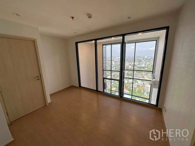 คอนโด ขายในWatthana, Bangkok - ห้องนอนพร้อมประตูกระจกบานเลื่อนขนาดใหญ่และวิวเมืองจากชั้นสูง
