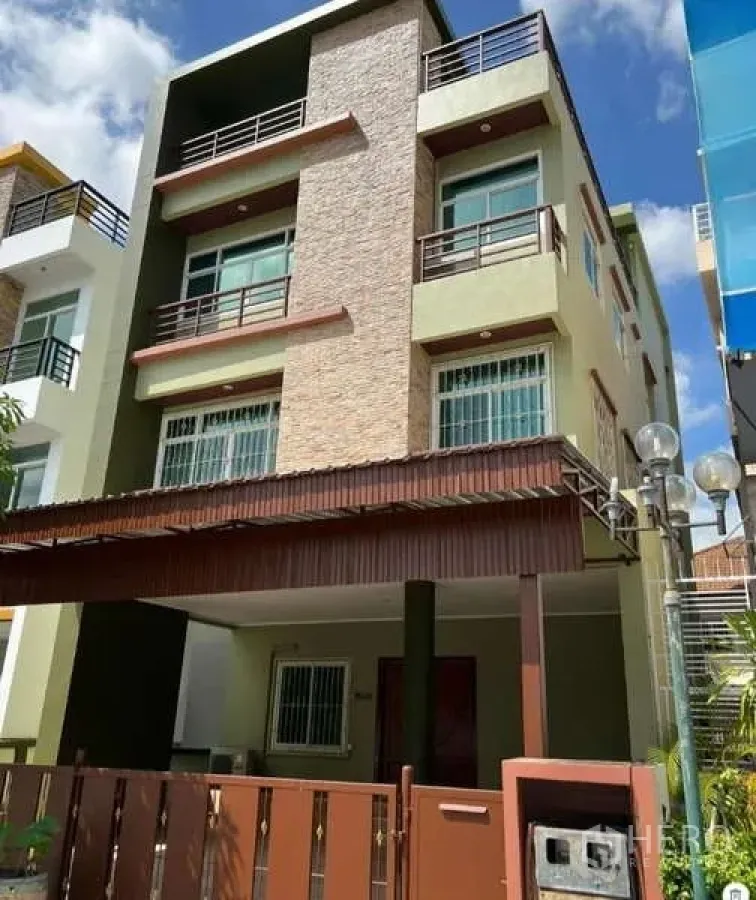 สำนักงานที่บ้าน ให้เช่าหรือขายในMin Buri, Bangkok - ด้านหน้าโฮมออฟฟิศสมัยใหม่ 3 ชั้น มีระเบียง โรงจอดรถ และรั้วหน้าบ้าน