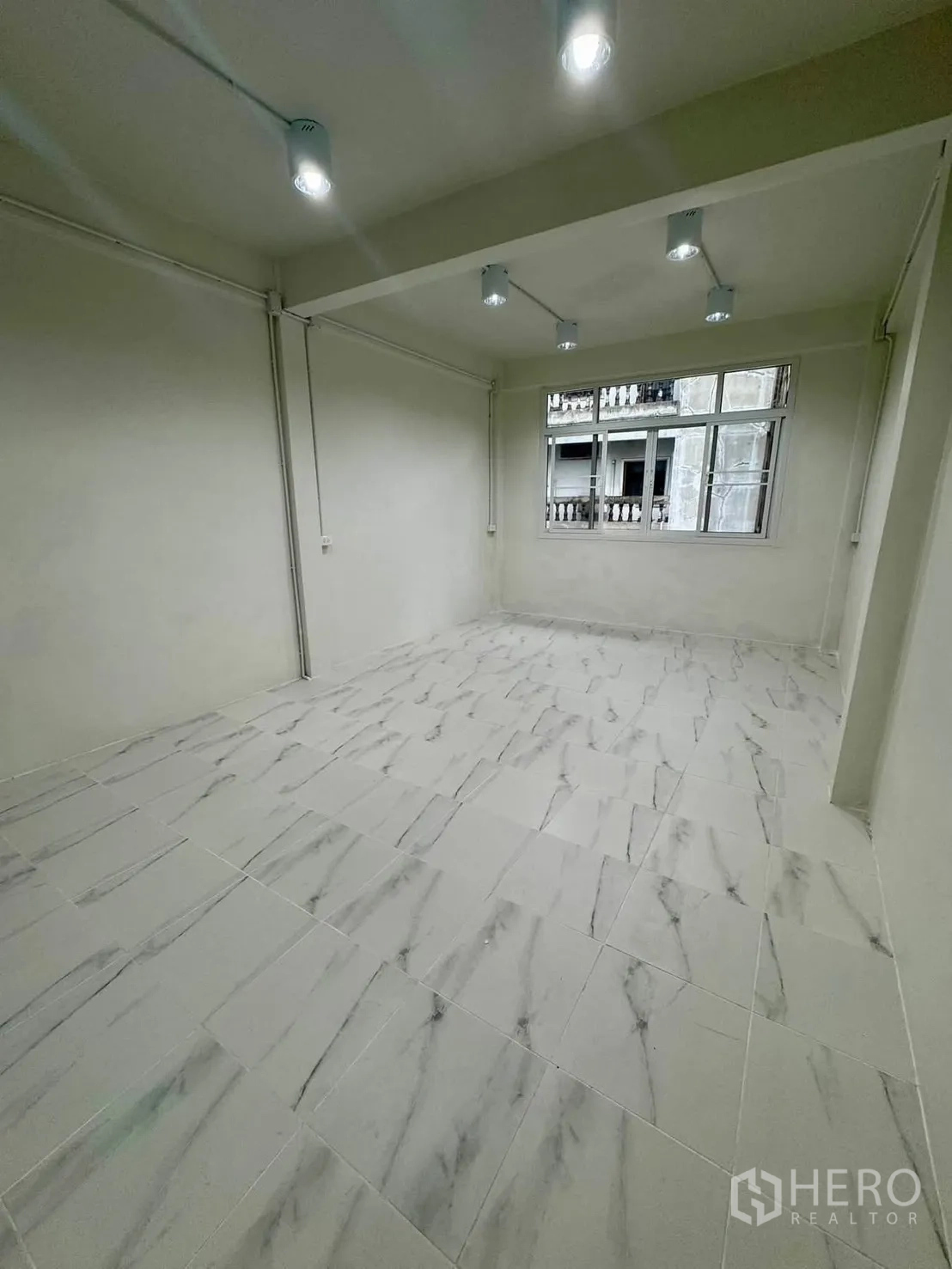 Shophouse for rent in Sathon, Bangkok - Quiet room with window and multiple ceiling lights.