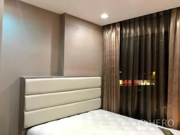 คอนโด ให้เช่าหรือขายในPhaya Thai, Bangkok - ห้องนอนอบอุ่นมีหัวเตียงบุหนังและหน้าต่างบานใหญ่พร้อมผ้าม่าน