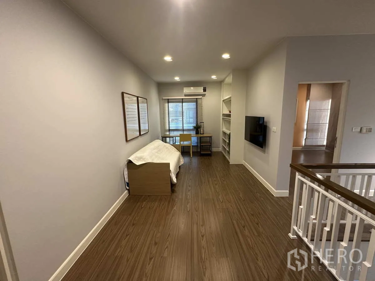 บ้าน ให้เช่าหรือขายในLam Luk Ka, Pathum Thani - โถงพักผ่อนชั้นบนหรือมุมทำงาน มีชั้นวางและทีวีใกล้บันได.