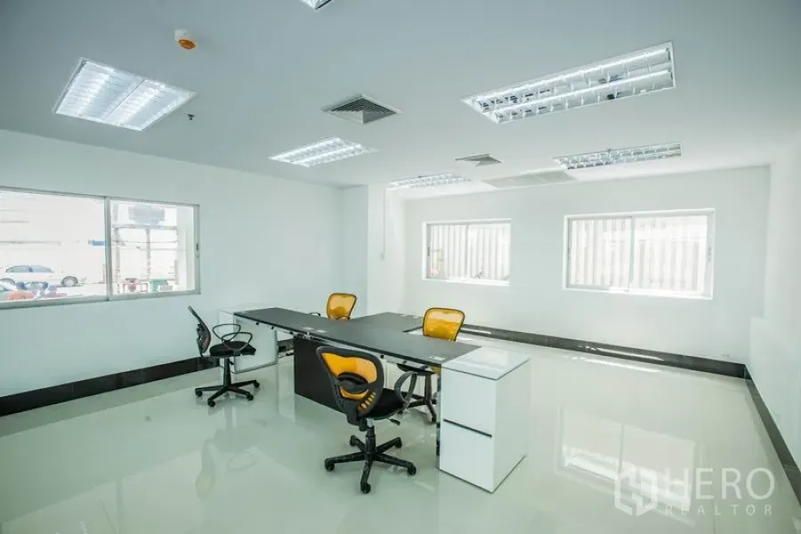 สำนักงาน ให้เช่าในBang Phli, Samut Prakan - สำนักงานแบบโอเพ่นเพลนสว่าง พร้อมโต๊ะทำงาน เก้าอี้สีเหลือง หน้าต่าง และไฟฝ้า