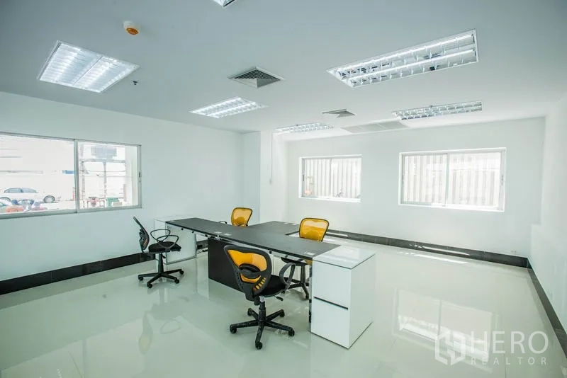 สำนักงาน ให้เช่าในBang Phli, Samut Prakan - สำนักงานแบบโอเพ่นเพลนสว่าง พร้อมโต๊ะทำงาน เก้าอี้สีเหลือง หน้าต่าง และไฟฝ้า