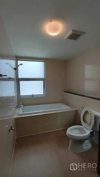 คอนโด ให้เช่าในKhlong Toei, Bangkok - ห้องน้ำพร้อมอ่างอาบน้ำใต้หน้าต่างฝ้า ฝักบัวแบบติดผนังและโถสุขภัณฑ์