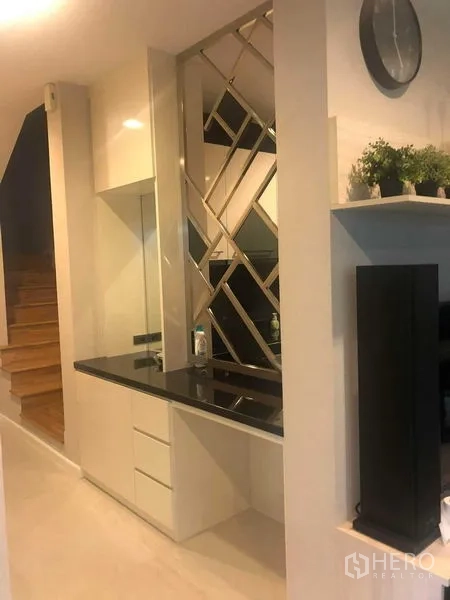 บ้าน ให้เช่าหรือขายในBang Kapi, Bangkok - ผนังตกแต่งด้วยกระจกลวดลายใกล้บันไดในพื้นที่นั่งเล่น