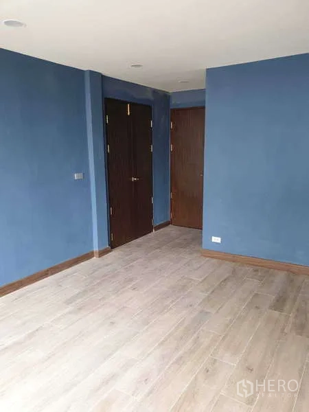 สำนักงานที่บ้าน ให้เช่าในKhlong Toei, Bangkok - ห้องทาสีฟ้าใหม่ พื้นลายไม้ ประตูบานทึบสองบาน