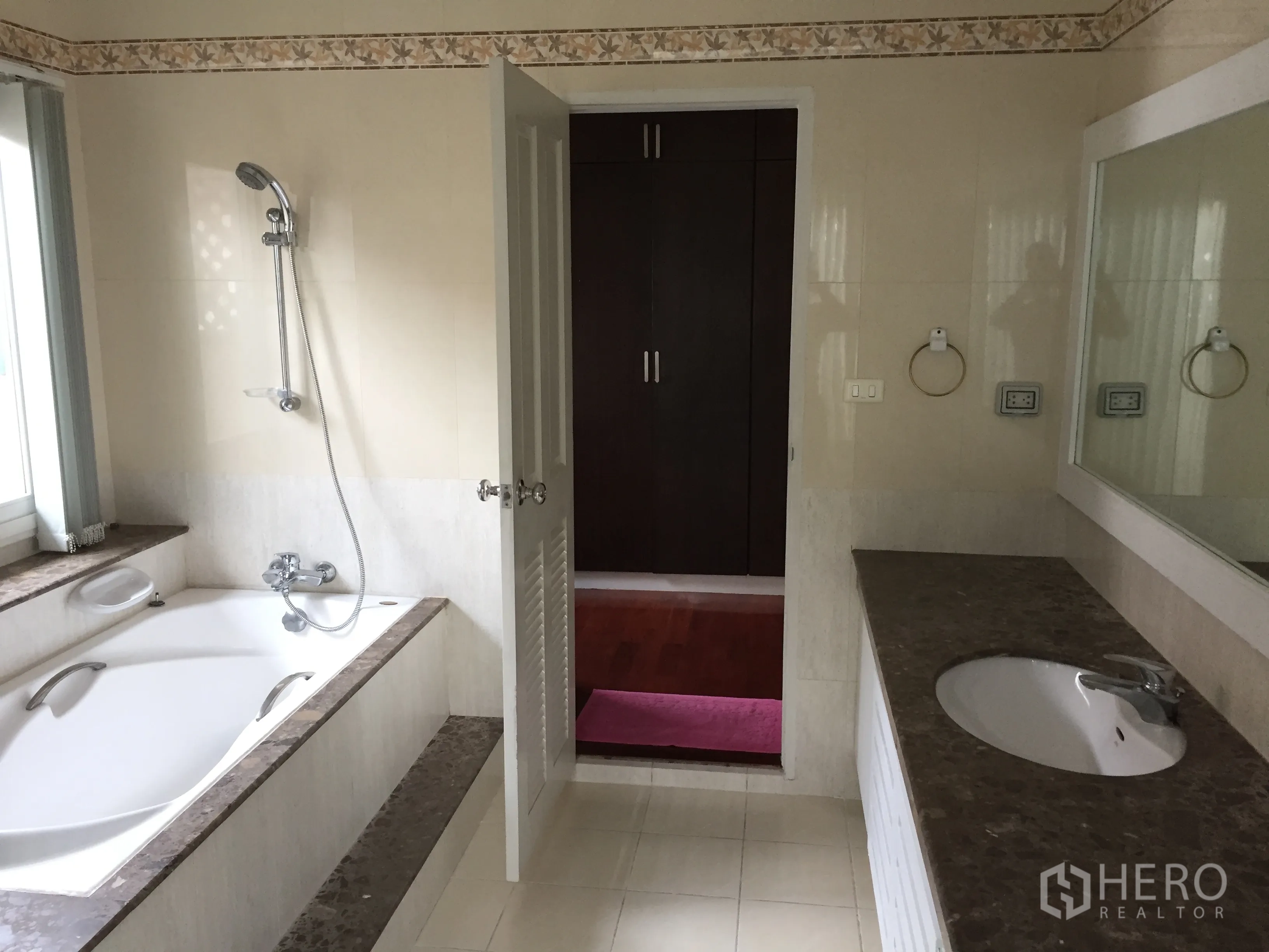 บ้าน ให้เช่าหรือขายในLat Phrao, Bangkok - ห้องน้ำพร้อมอ่างอาบน้ำบิลท์อิน ฝักบัวอาบน้ำแยก และเคาน์เตอร์ท็อปหินยาว