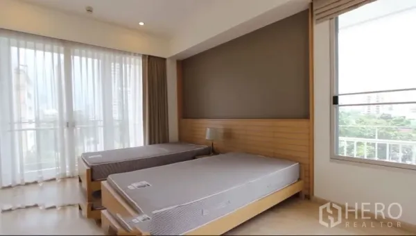 คอนโด ให้เช่าในWatthana, Bangkok - ห้องนอนสว่างพร้อมเตียงคู่ กระจกเต็มบานและวิวระเบียง