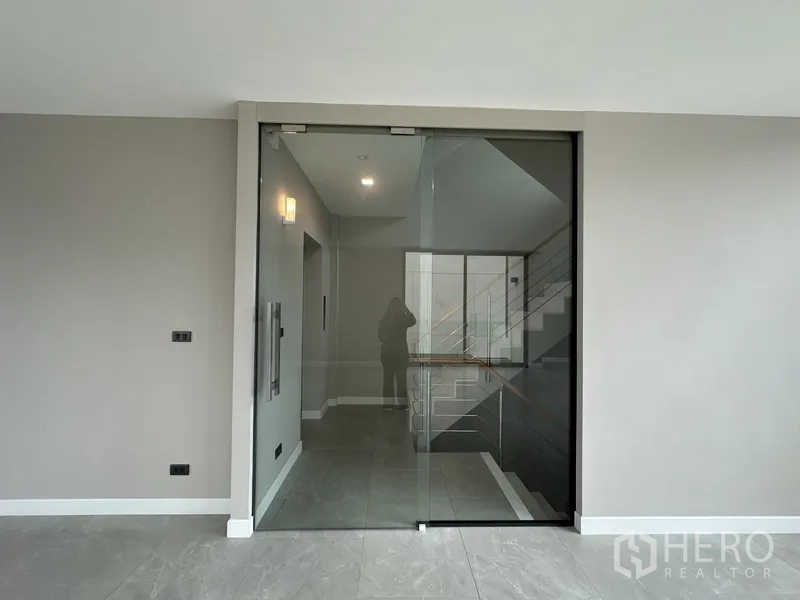 โฮมออฟฟิศ for rent or sale in Suan Luang, Bangkok - ประตูกระจกใสกั้นโถงและทางขึ้นบันได