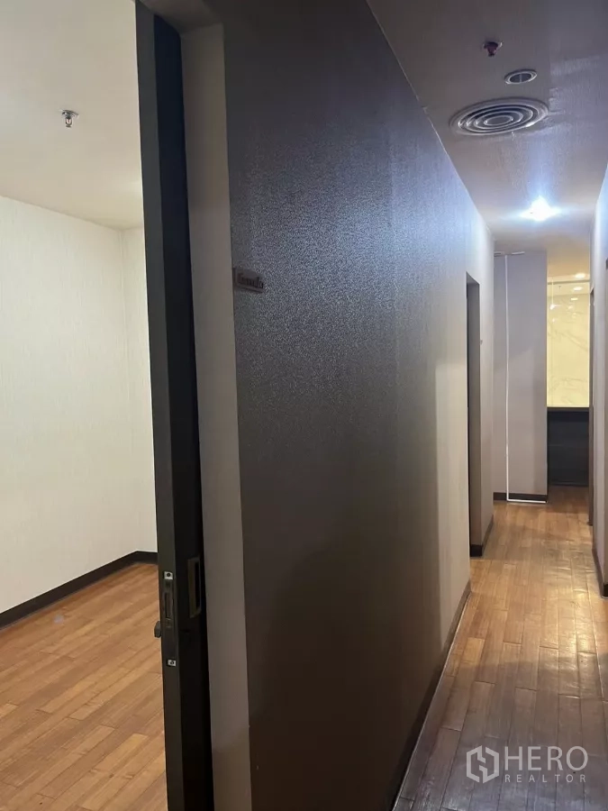 สำนักงาน ให้เช่า - โถงทางเดินพร้อมประตูบานเลื่อนสู่ห้องทำงานแยก พื้นไม้ตลอดแนว