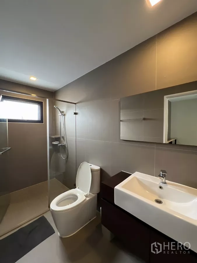 ทาวน์เฮาส์ ให้เช่าในSuan Luang, Bangkok - ห้องน้ำที่สองพร้อมฝักบัวแบบวอล์กอิน อ่างล้างหน้า และช่องแสง