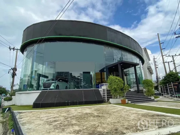 零售空间 出租在Wang Thonglang, Bangkok - 弧形玻璃立面展厅，配台阶及绿化，临街展示效果醒目