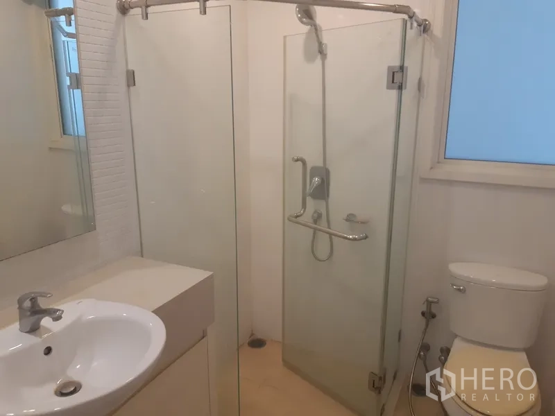 คอนโด ให้เช่าในKhlong Toei, Bangkok - ห้องน้ำพร้อมตู้กระจกอาบน้ำ อ่างล้างหน้า โถสุขภัณฑ์ และหน้าต่าง