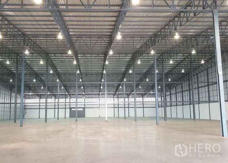 คลังสินค้า ให้เช่าในMueang Samut Prakan, Samut Prakan - มุมมองด้านหน้าพื้นที่โกดังช่วงเสากว้าง เพดานสูง