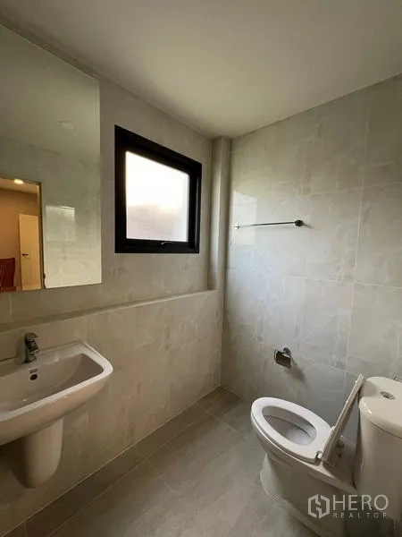 Detached House for rent in Bang Phli, Samut Prakan - Compact bathroom with window, sink and toilet.