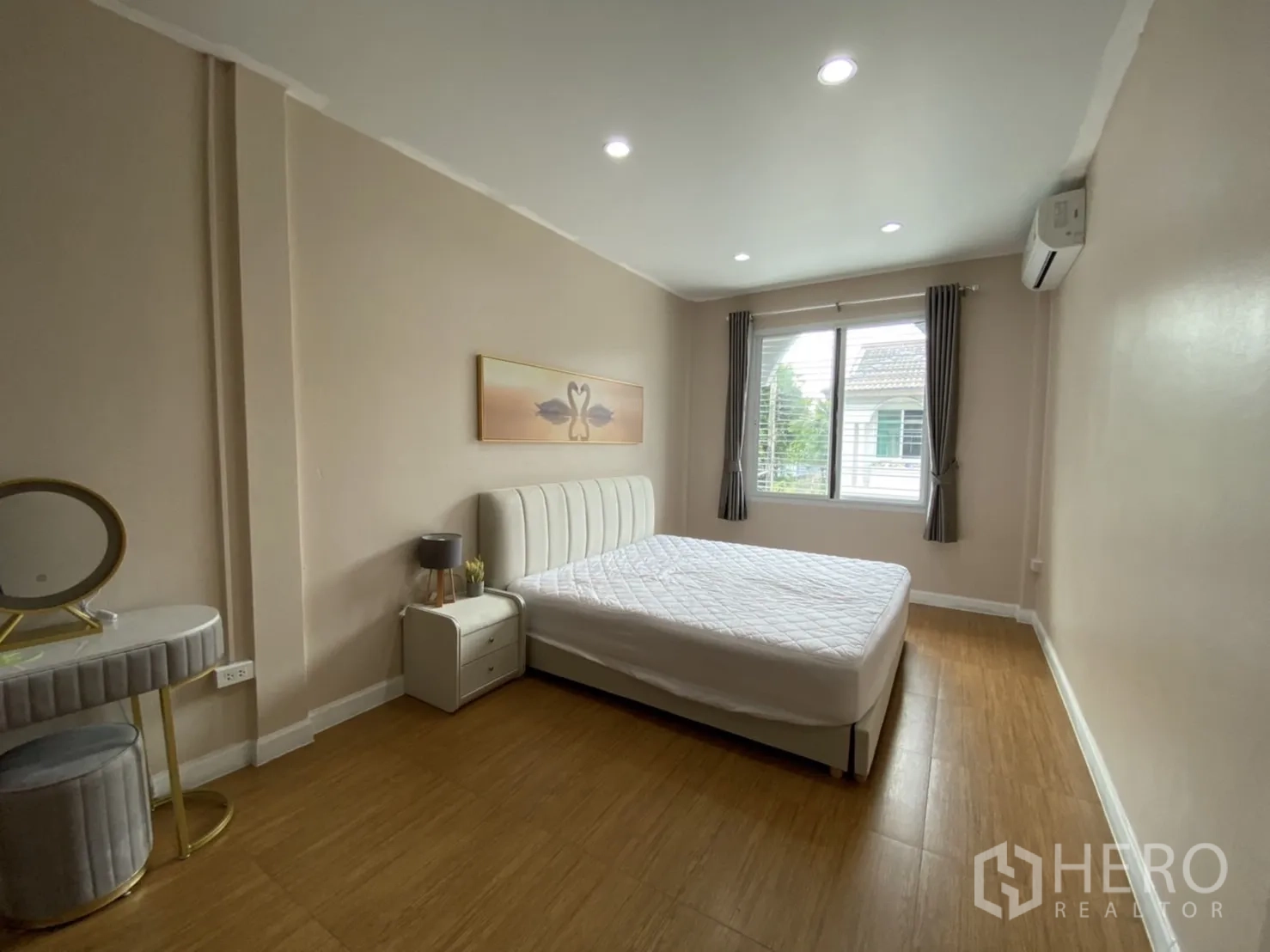 联排别墅 出租或出售 - 主卧另一视角，采光窗、窗帘与空调。