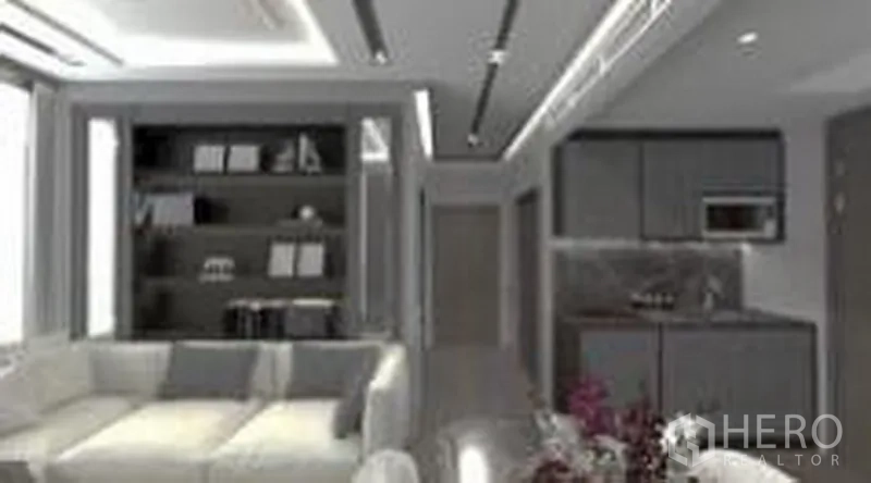 คอนโด ขายในPhra Khanong, Bangkok - พื้นที่นั่งเล่นแบบเปิดโล่งติดครัวบิวท์อินสีเทา ใต้ไฟฝ้าซ่อนแสง