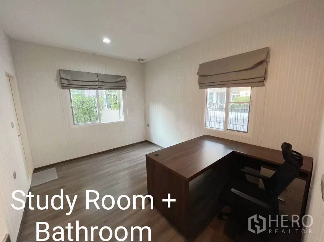 Detached House for rent in Samut Prakan - Ground-floor study room with a desk, windows, wood-style floor, and ensuite bathroom.
