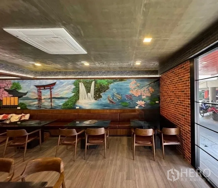 店屋 出租在Watthana, Bangkok - 用餐区，长排卡座、木椅和靠窗的大型风景壁画