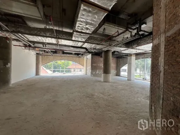 พื้นที่ขายปลีก ให้เช่า - พื้นที่ค้าปลีกสภาพเปล่า เพดานโชว์ระบบ พื้นคอนกรีต และกระจกโค้งรับแสงธรรมชาติ