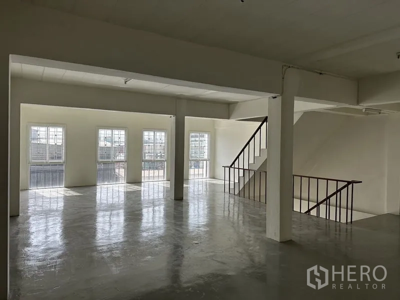 โรงงาน ให้เช่าในBang Sao Thong, Samut Prakan - ชั้นออฟฟิศโปร่งสว่าง มีหน้าต่างบานใหญ่และบันไดภายใน.