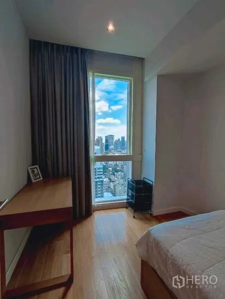 คอนโด ให้เช่าในKhlong Toei, Bangkok - ห้องทำงานหรือห้องนอนขนาดกะทัดรัดพร้อมโต๊ะและวิวสกายไลน์จากหน้าต่างบานใหญ่